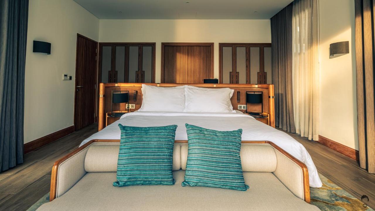 Moevenpick Villas & Residences Phu Quoc Bagian luar foto A bedroom at the hotel