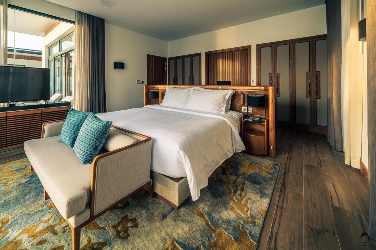 Moevenpick Villas & Residences Phu Quoc Bagian luar foto A bedroom at the hotel