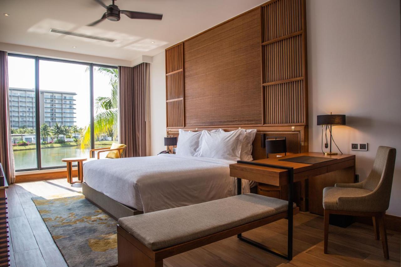 Moevenpick Villas & Residences Phu Quoc Bagian luar foto A bedroom at the hotel