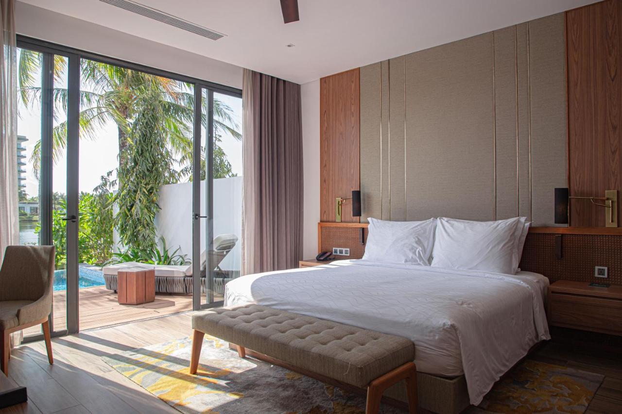 Moevenpick Villas & Residences Phu Quoc Bagian luar foto A bedroom at the hotel
