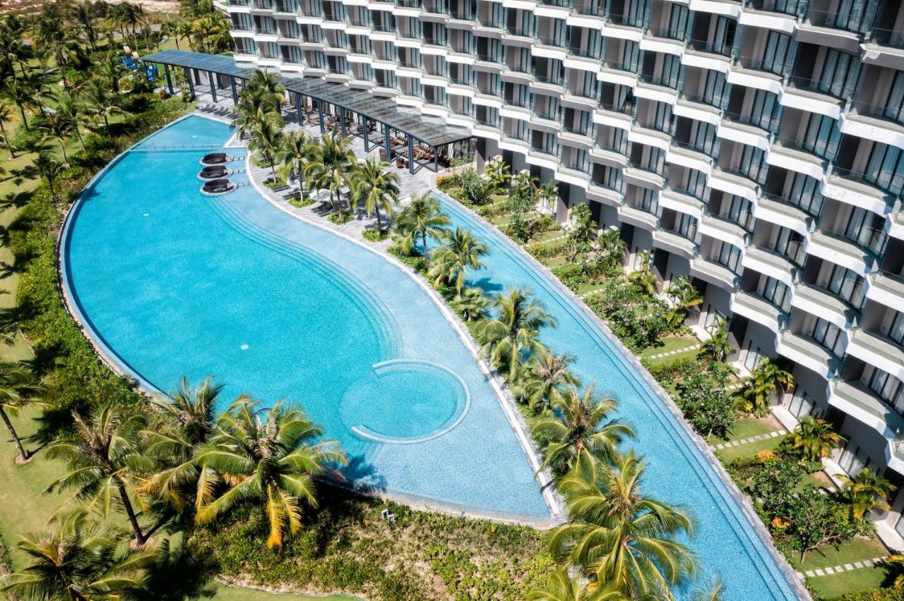 Moevenpick Villas & Residences Phu Quoc Bagian luar foto The pool at the hotel