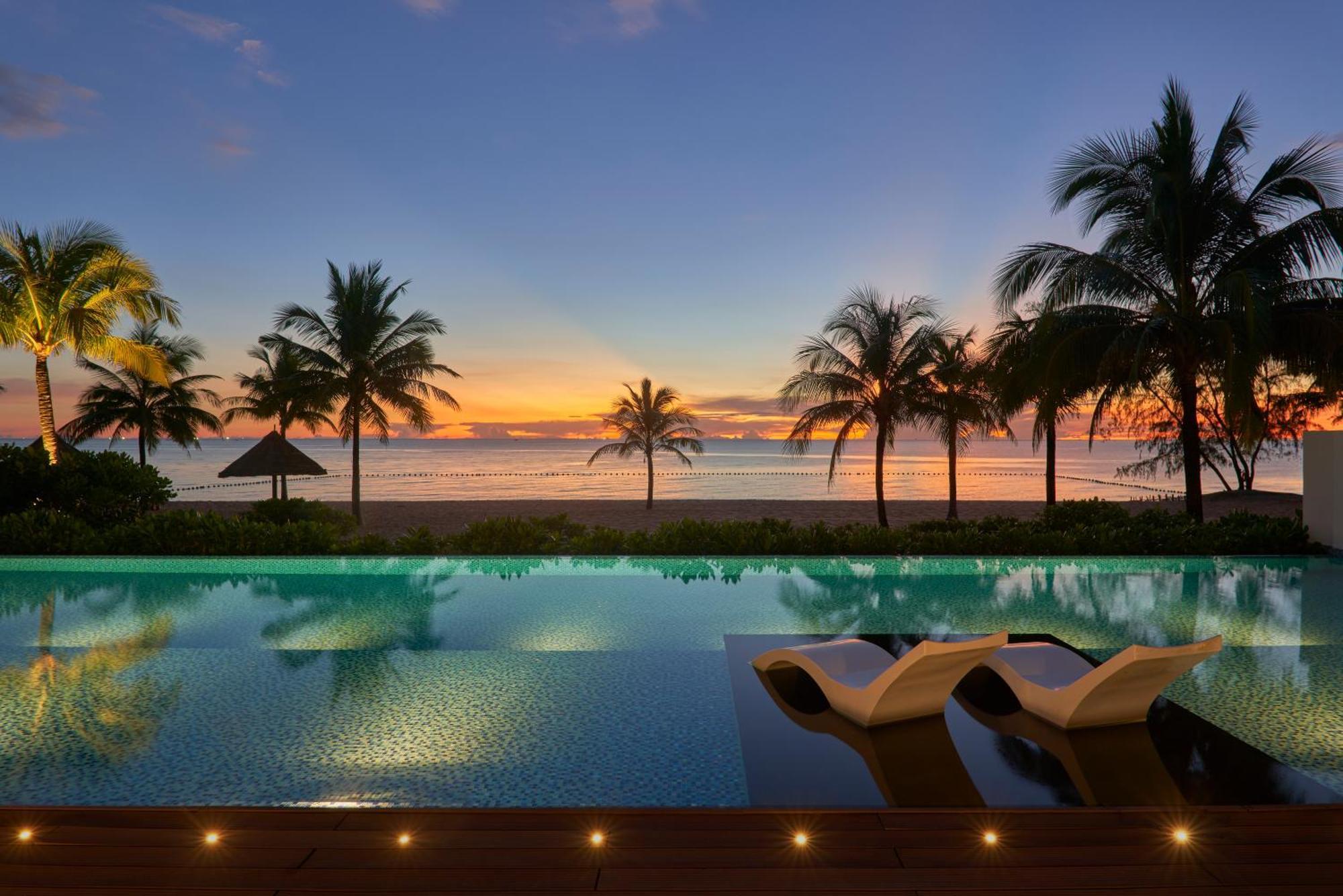 Moevenpick Villas & Residences Phu Quoc Bagian luar foto Sunset at the beach