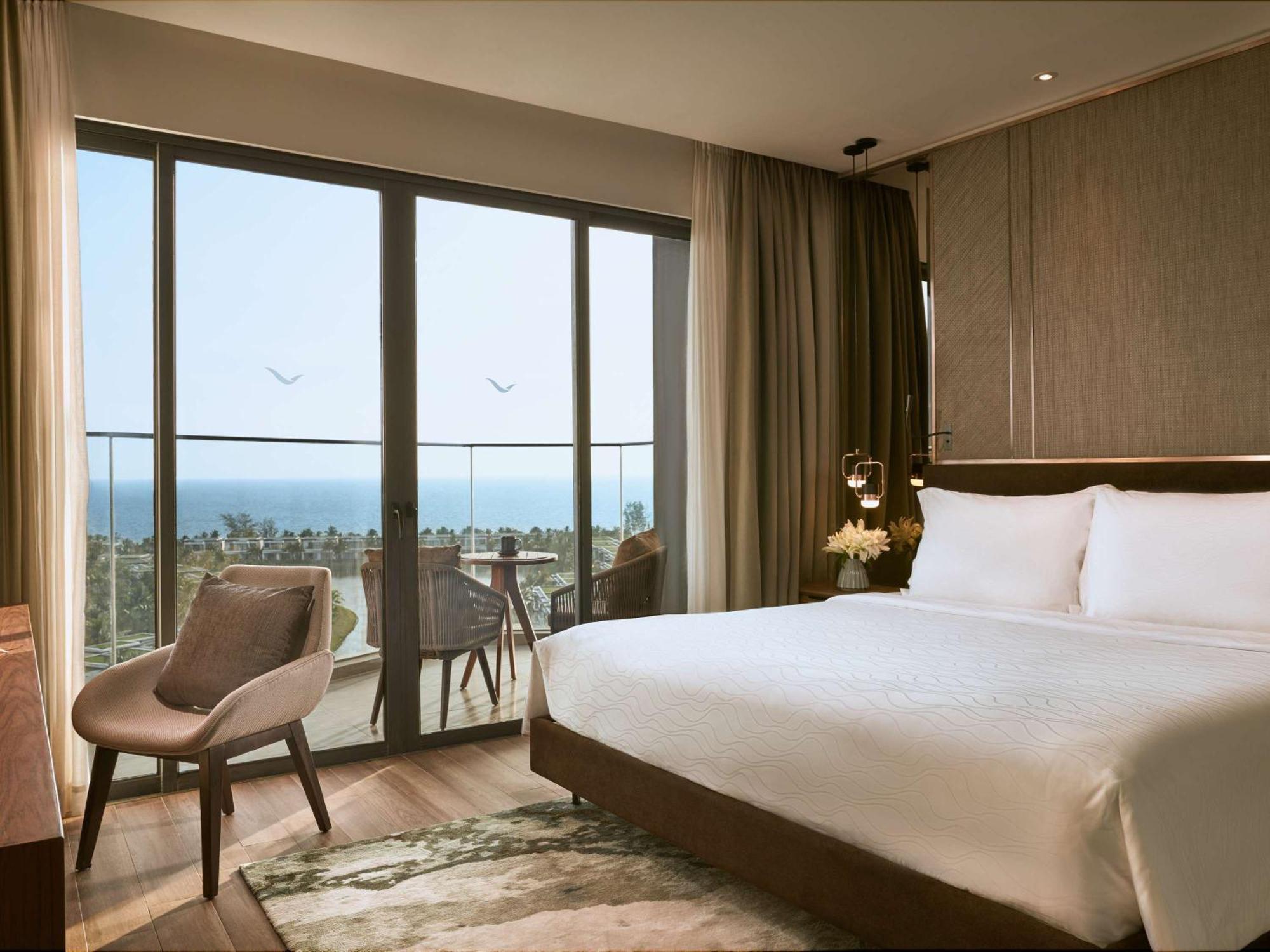 Moevenpick Villas & Residences Phu Quoc Bagian luar foto A bedroom at the hotel