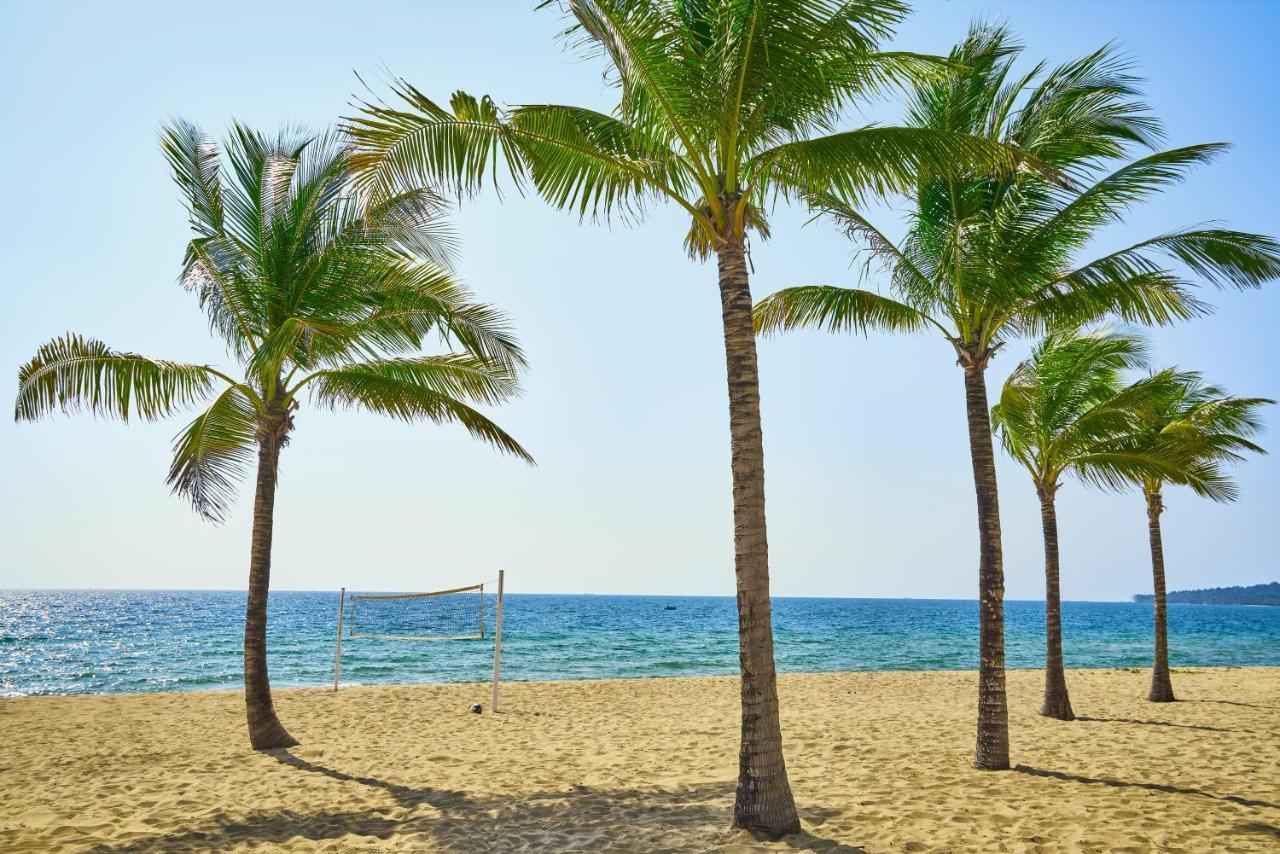 Moevenpick Villas & Residences Phu Quoc Bagian luar foto Palm trees on the beach