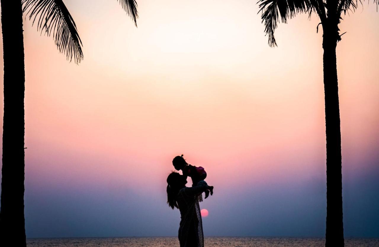 Moevenpick Villas & Residences Phu Quoc Bagian luar foto Sunset at the beach